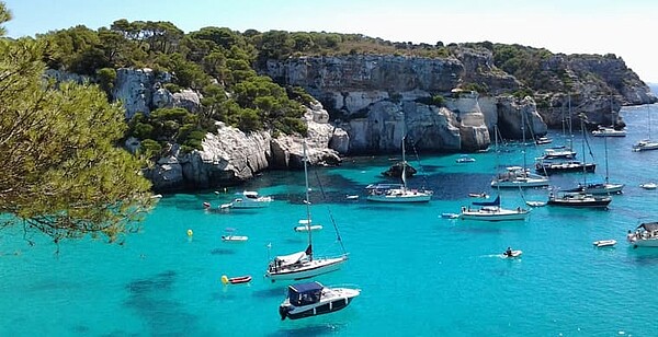 [Translate to Spanish:] Beach and Boat in Mallorca