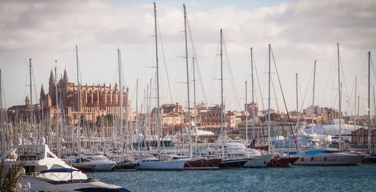 [Translate to Spanish:] The Harbour in Palma de Mallorca 