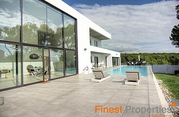 Villa uni familiar con amplio jardín y hermosas vistas en Sol de Mallorca para alquilar