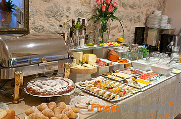 Hotel con jardín y piscina