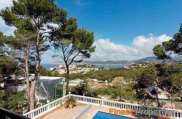 Villa con vistas al mar más terreno edificable en venta en Santa Ponsa