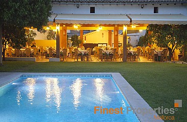 Hotel de ciudad  con  8 suites,  restaurante  y piscina en venta