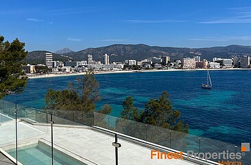 Villa moderna de nueva construcción en venta en primera línea de mar en Cala Vinyas