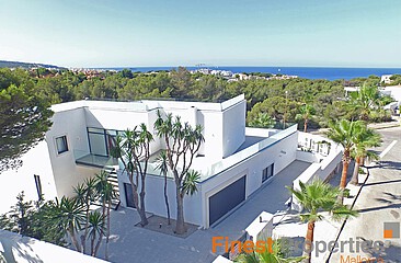 Moderna villa llena de luz con vistas al mar en Nova Santa Ponsa