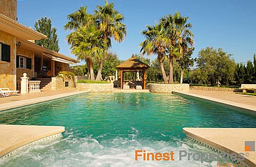 Se vende chalet unifamiliar de estilo mediterráneo con piscina cubierta