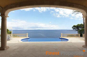 Se vende villa de ensueño en 1a línea en Sol de Mallorca con acceso privado al mar