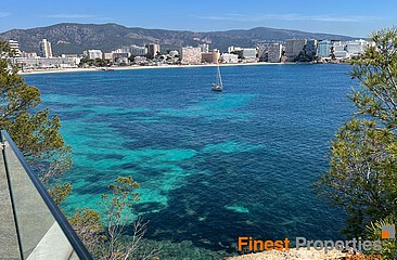 Villa moderna de nueva construcción en venta en primera línea de mar en Cala Vinyas