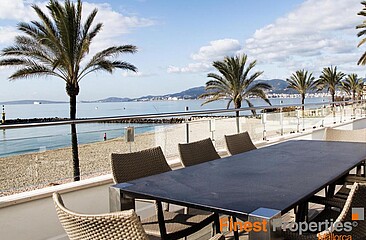 Se vende casa recién reformada en primera línea con 6 dormitorios y piscina